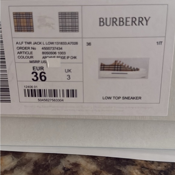 Burberry sneakers NIB - Picture 3 of 4